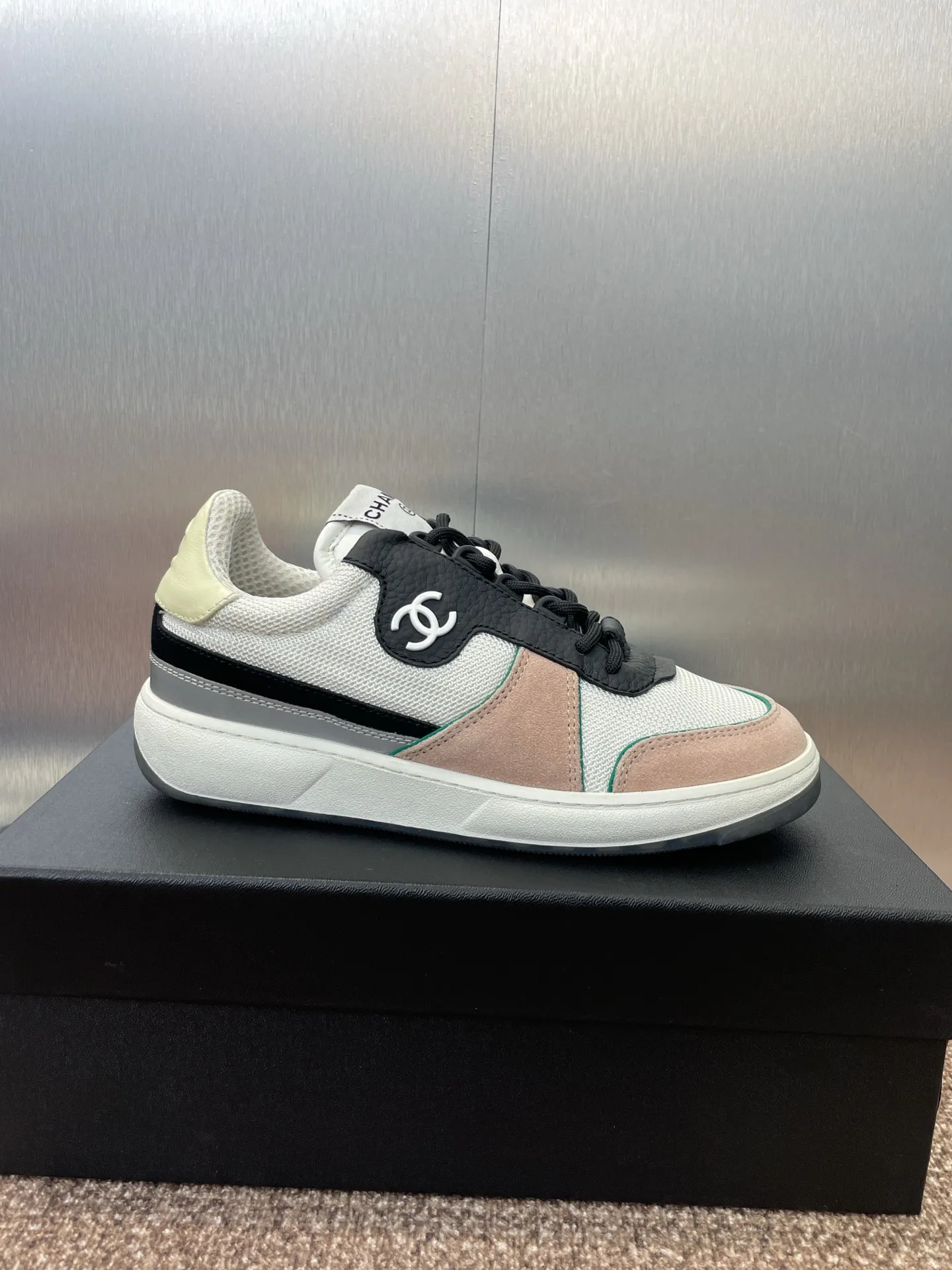 Factory price P580 CHANEL Autumn and winter classic series lace-up casual women's shoes Xiaoxiang letter logo thick-soled round-toe color-blocking sports skateboard shoes Material: imported sheepskin leather upper, imported environmentally friendly breathable mesh cloth + environmentally friendly breathable mesh lining + original molded Tpu outsole Size: Women's size 35-42 (40.41.42 customization is not returnable)
